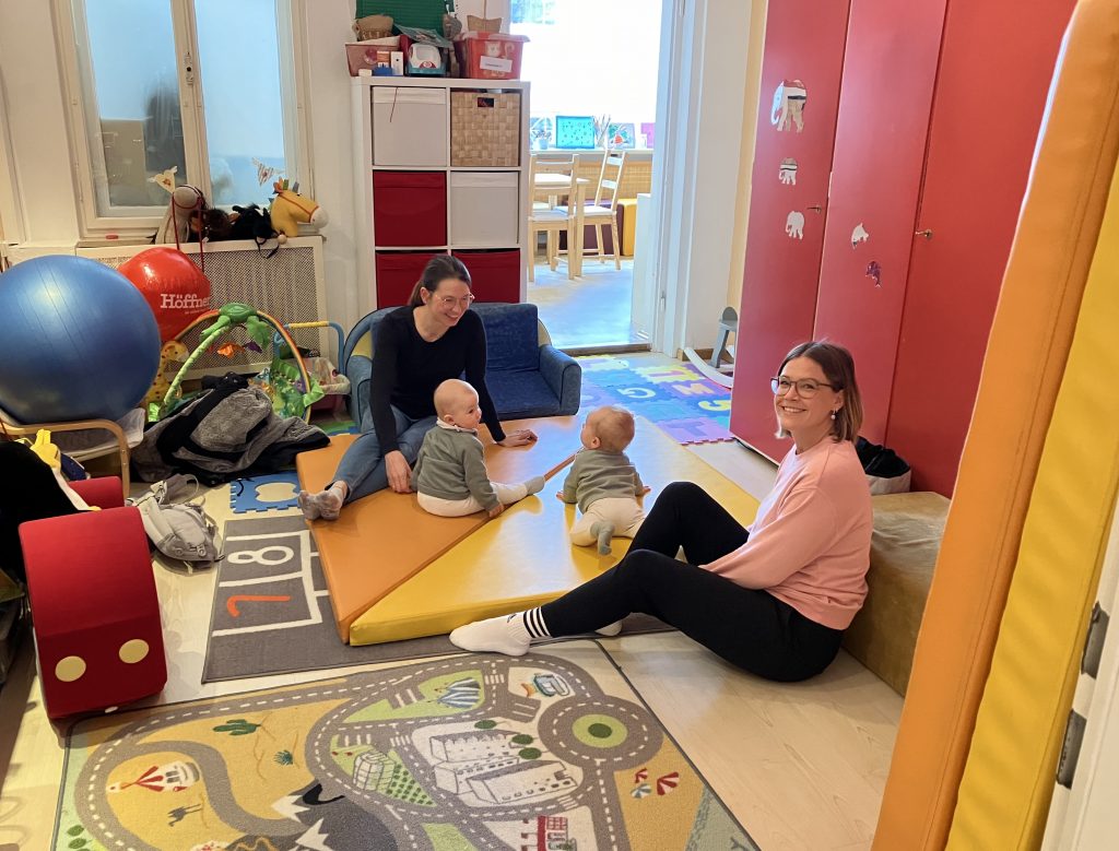 Mamas mit ihren krabbelnden Kindern